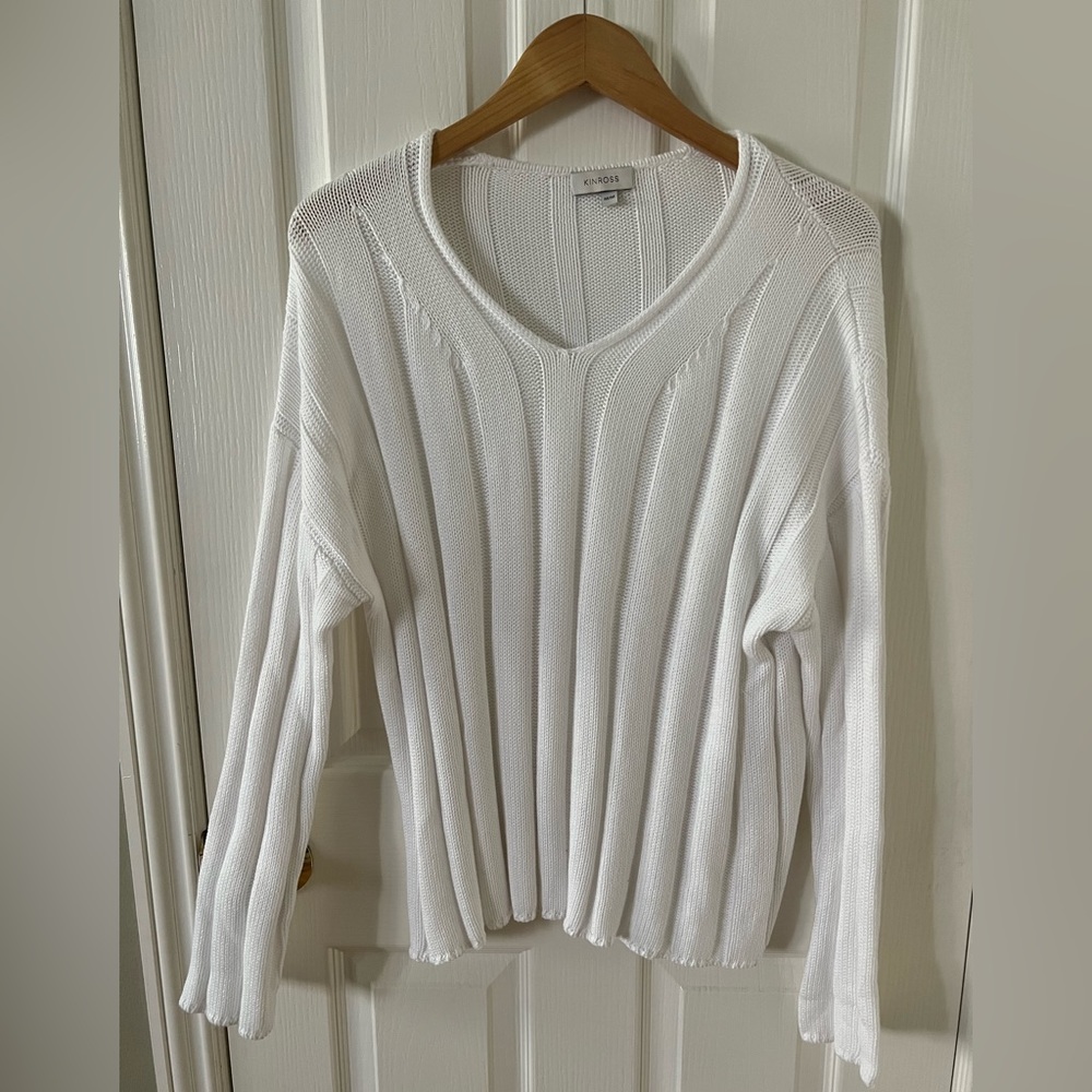 Kinross 🤍 cozy and chic white v-neck sweater, like new condition! Size: M